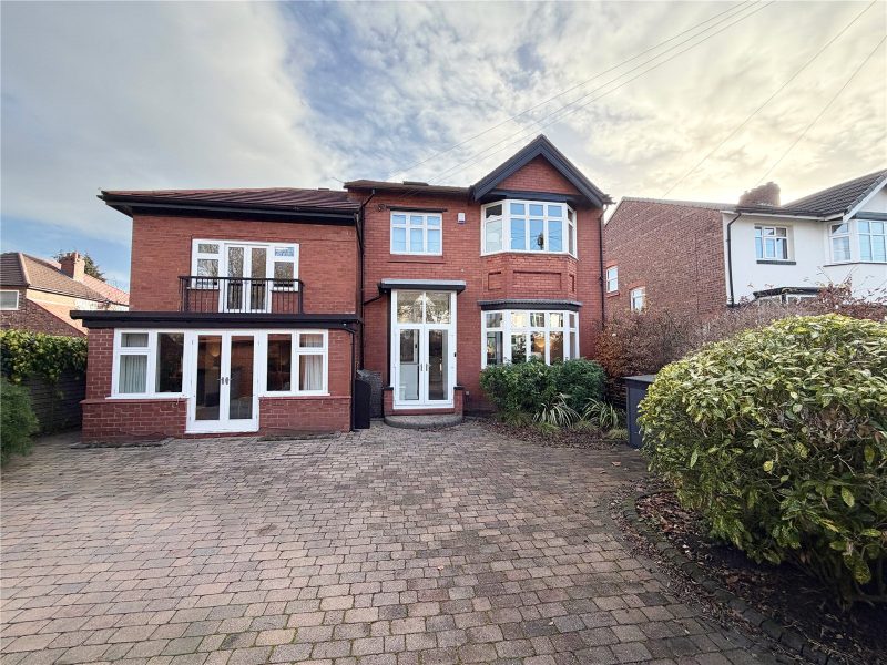 A Traditional Detached Family Home At The End Of An Exclusive Cul-de-Sac