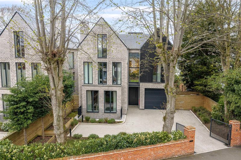 An Exquisite Luxury Detached Modern Home In One Of The Most Exclusive Enclaves In Didsbury