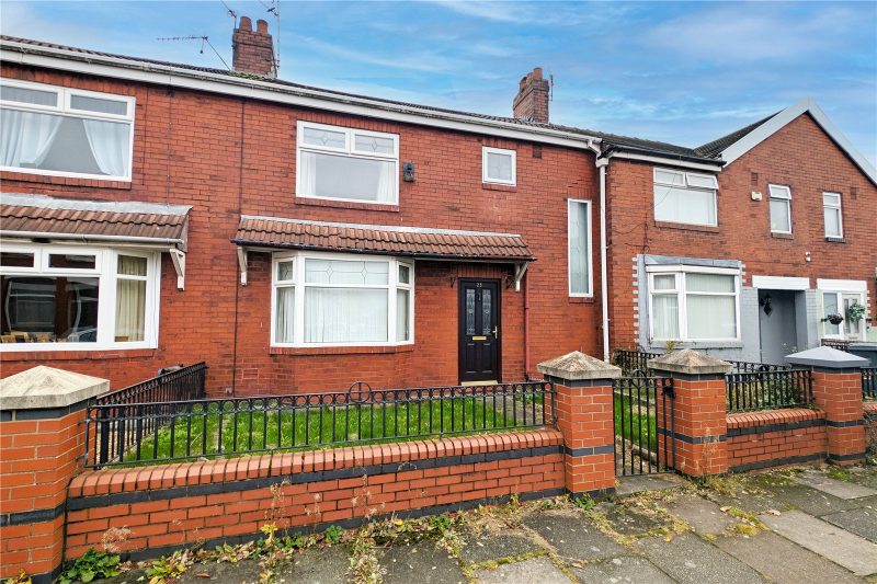 A deceptively spacious three/four bedroom terrace with a versatile rear annex.