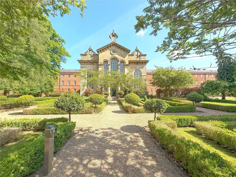 A Wonderful One Bedroom Ground Floor Apartment Set In Prestigious Development