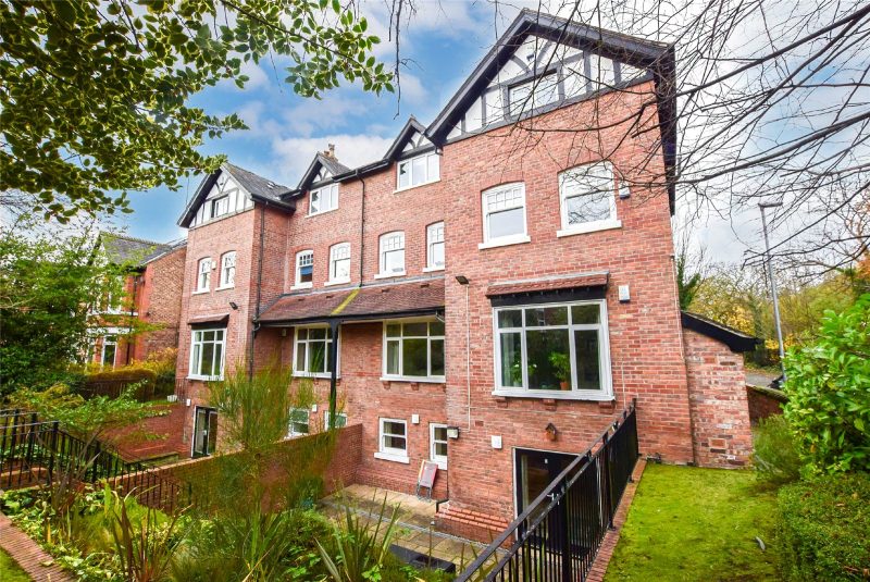 A Stylish Ground Floor Apartment With Private Access