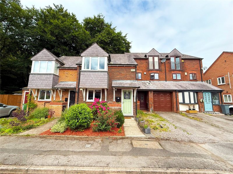 An Immaculately Presented Modern Mews On Quiet Cul-De-Sac
