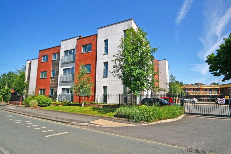 Impressive Apartment With Balcony & No Onward Chain