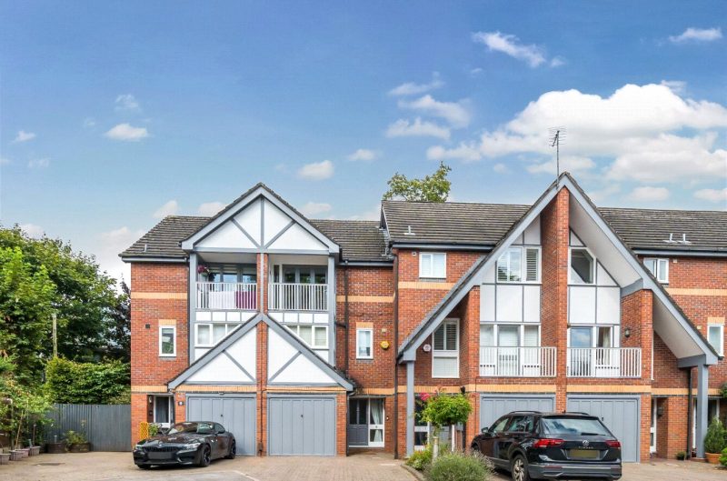 A Stunning Modern Town House On Private Gated Development
