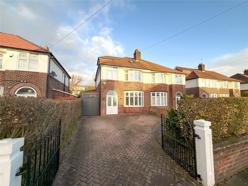 A Wonderful Extended Family Home On Quiet Cul-De-Sac