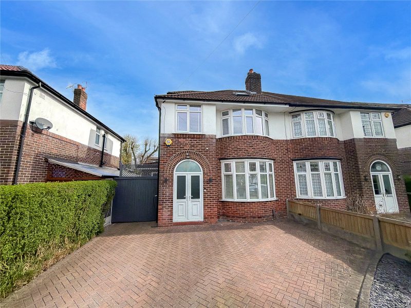 A Wonderful Extended Family Home On Quiet Cul-De-Sac