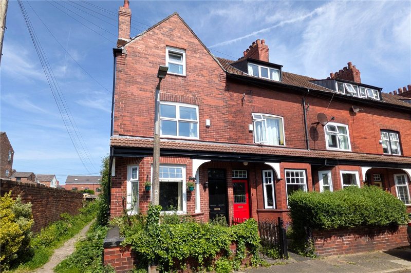 A Charming Victorian End-Terrace Home Dating Back to 1885, Offering Four Double Bedrooms and Exceptional Potential