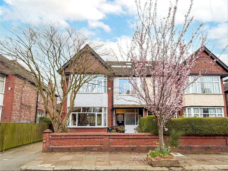 A Wonderful Edwardian Semi-Detached On Sought-After Cul-D-Sac