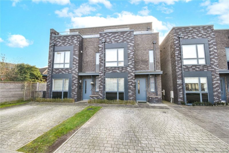 Stunning Four Bed Town House with Roof Terrace