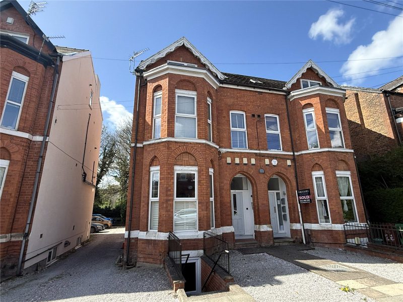 A Well Presented Lower Ground Floor Apartment In Central West Didsbury