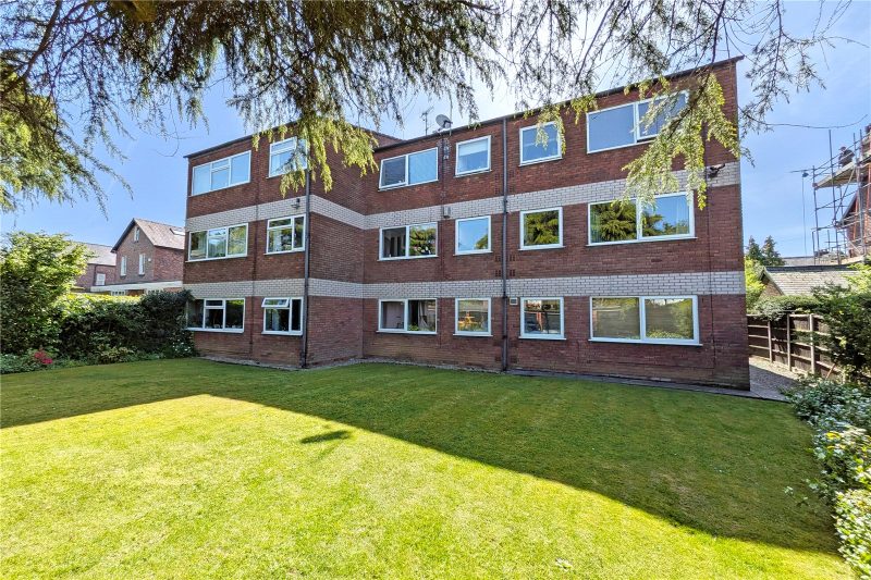 Stunning first floor studio apartment in move-in condition with garage, parking and communal gardens.